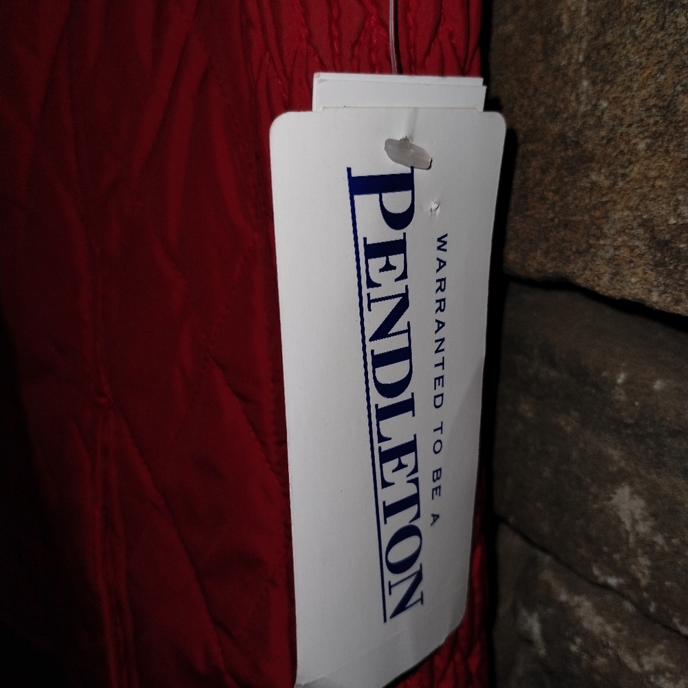 Pendleton NWT red down vest with removable fur collar, size M - Picture 9 of 10